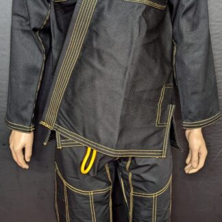JIU JITSU GI BLACK AND GOLD STICHING IDEAL GRAPPLING SESSIONS BRAZILIAN JIU JITSU JUDO SAMBO MMA SELF DEFENCE MACHINE WASHABLE AND TUMBLE DRYER SAFE HEAVEY STRONG MATERIAL IDEAL FOR SPARRING AND COMPETITION 